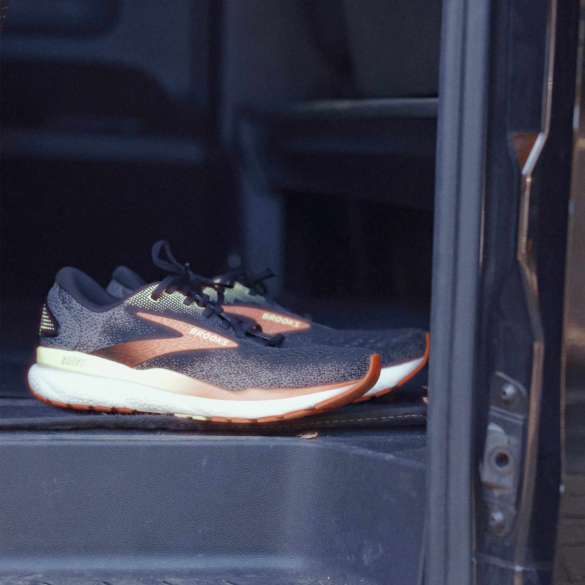 Brooks Ghost 16 Men's Wide Fit 2E Black/Mandarin Red/Green