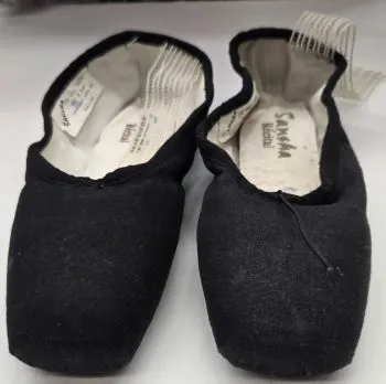 Recital -- Pointe Shoe -- Black Canvas