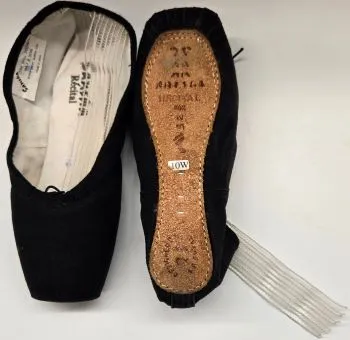 Recital -- Pointe Shoe -- Black Canvas