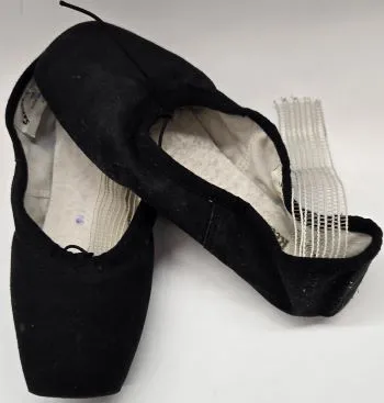 Recital -- Pointe Shoe -- Black Canvas